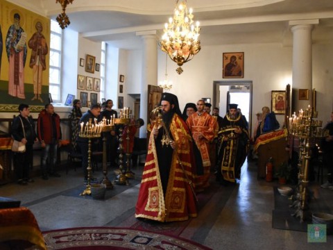Празнична вечерня с петохлебие в Приморско