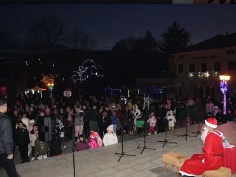 Котел запали коледните светлини и даде старт на празничния сезон