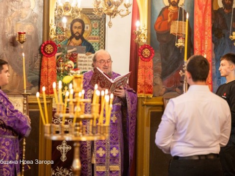 Нова Загора отбеляза Петковден с литургия, гвардейска церемония и почит към загиналите