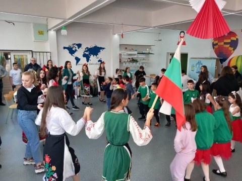 Патриотичен дух и единство: 3-ти март в ОУ „Панайот Хитов“