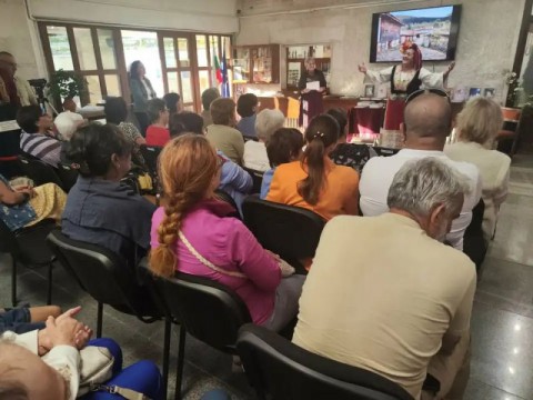 Тоня Борисова представи в Котел спектакъла „Пътеки към Душата на България“