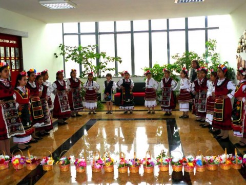 Малките лазарки от „Слънчице“ и „Паисий Хилендарски“ донесоха пролетна магия в сградата на Община Нова Загора