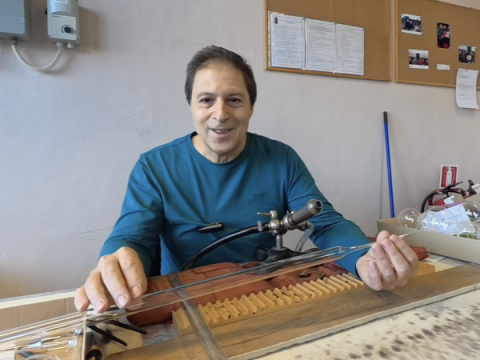 Хора в неравностойно положение създават приказни украшения и пренасят безценен занаят