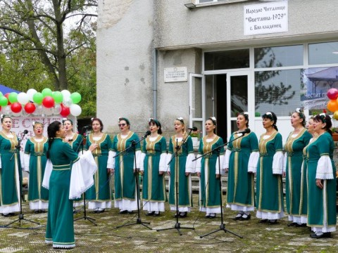 Бял кладенец отпразнува Димитровден с вяра, песни и кръшни хора