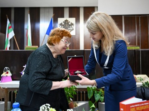  Признание за доц. Тодорова и приноса й в здравеопазването - по време на представянето на Алманах 2 „Ние, медиците“ 
