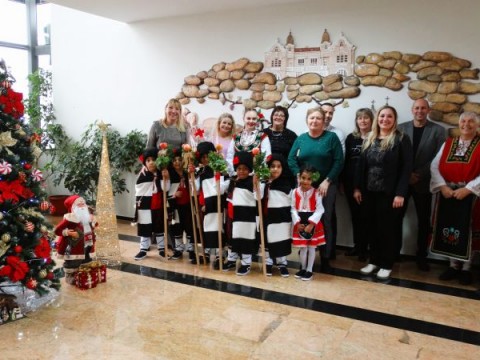 Малки коледари донесоха празничния дух в Общинската администрация