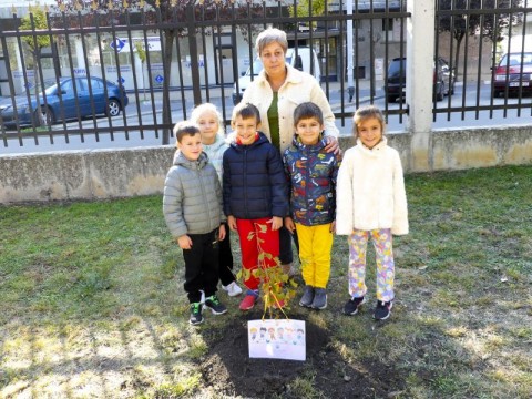 Деца от Нова Загора засадиха фиданка с призив „Не на насилието!“