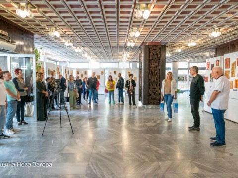 Изложбата „Когато дървото проговори“ представя над 80 творби в Нова Загора