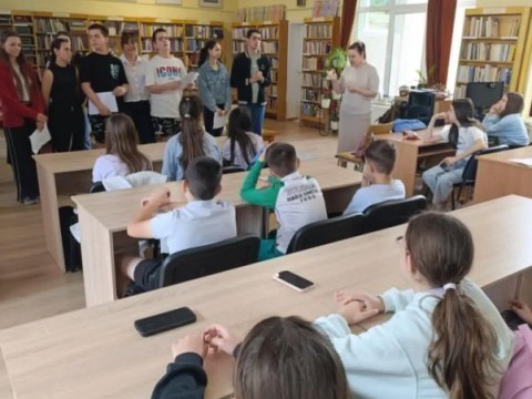 Ученици влязоха в ролята на библиотекари и актьори в библиотека „Зора“