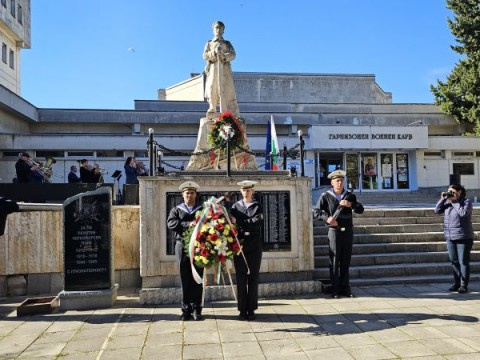 Заупокойна молитва пред Паметника на загиналите от 24-ти Приморски полк в Бургас 5.1