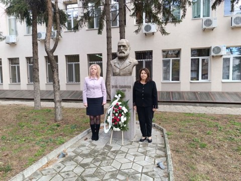   В МБАЛ “Д-р Иван Селимински”-Сливен - тържествен медицински съвет и поднасяне на венци пред паметника на патрона 