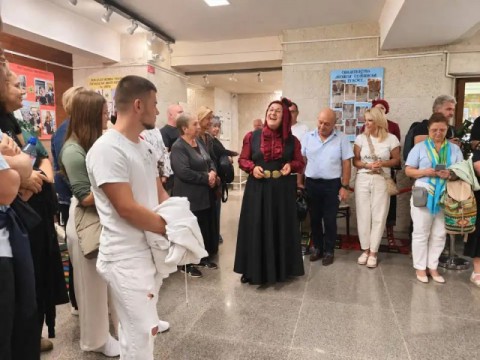 Изложба на Детелина Дачева представя богатството на българските носии в Котел