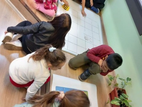 Учениците от ОУ „Панайот Хитов“ с вдъхновение и творчество в група по занимания по интереси „Роботко“.