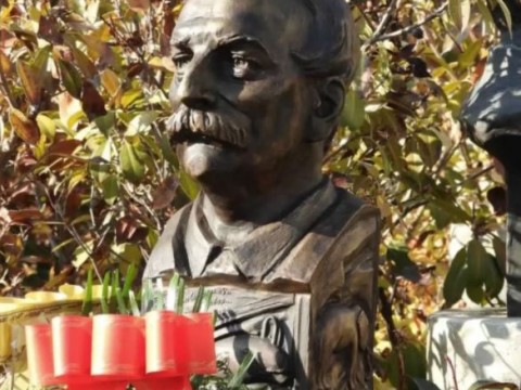 Бюст-паметник на д-р Петър Берон беше открит в Двора на Кирилицата в Плиска