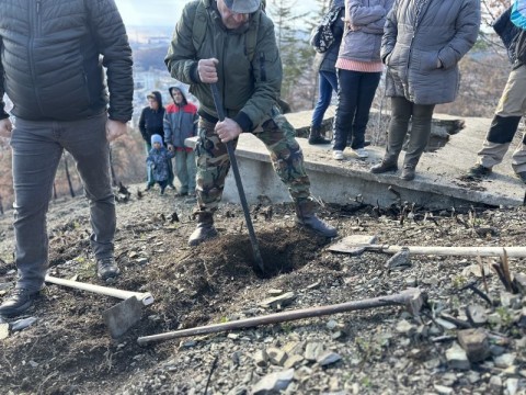 Въпреки силния вятър, много хора се включиха в акцията по залесяване на Бармук баир в Сливен 