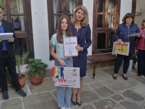 В навечерието на Димитровден, талантливите ни художници се представиха чудесно в 32-то издание на общоградският конкурс за рисунка „Аз и моят град“! На церемонията по награждаване в двора на галерия „Миркович“, нашите ученици обраха почти всички награди в