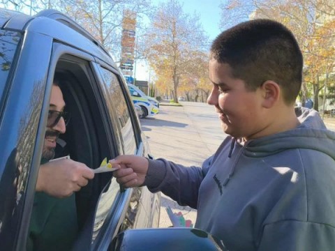 Пътна полиция и ученици от СУ "Константин Константинов" подкрепиха националната кампания „Посланието на есенния лист”