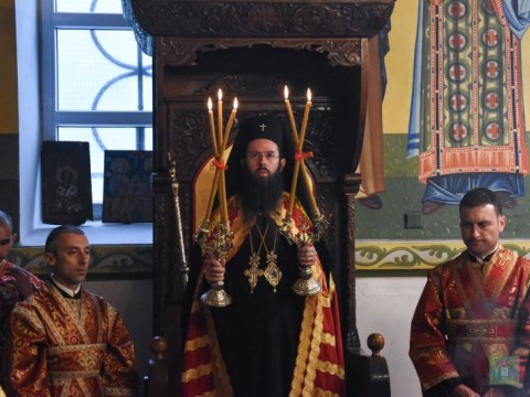 Празнична вечерня с петохлебие в Приморско