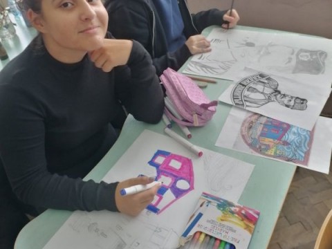 В навечерието на Димитровден, талантливите ни художници се представиха чудесно в 32-то издание на общоградският конкурс за рисунка „Аз и моят град“! На церемонията по награждаване в двора на галерия „Миркович“, нашите ученици обраха почти всички награди в