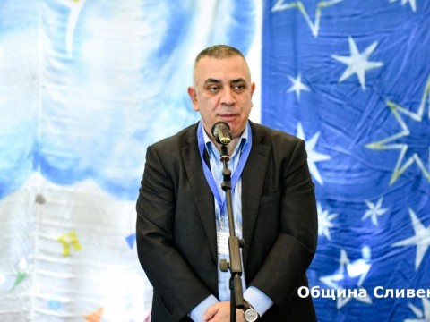 Стефан Радев с поздрав към творците и служителите на кукления театър в Сливен 