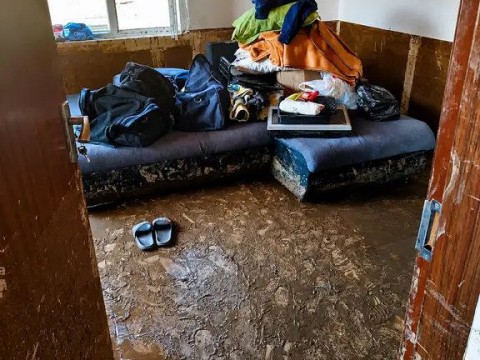 Дарителска кампания в подкрепа на Тича върви паралелно с разчистването след наводнението