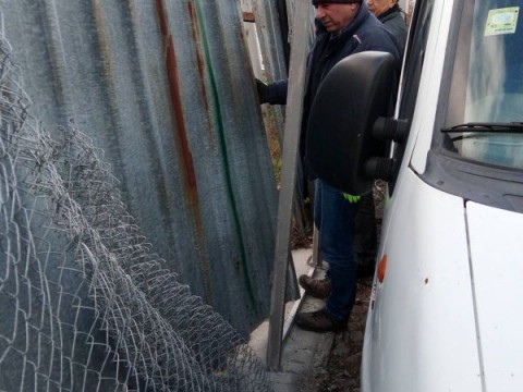Работници от общинската фирма не могат да влязат на територията на гробището в квартал "Речица" заради паркиран микробус