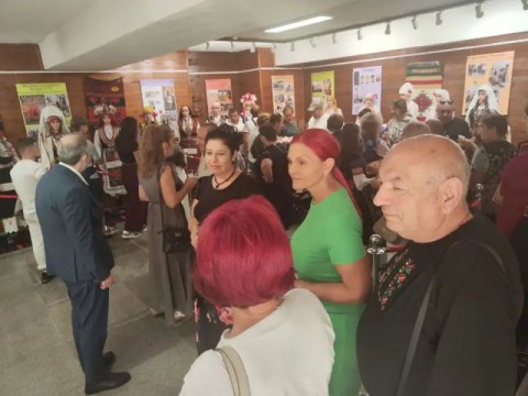 Изложба на Детелина Дачева представя богатството на българските носии в Котел