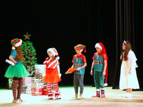 „Изгубеният коледен звън“ донесе коледна магия на децата в Нова Загора