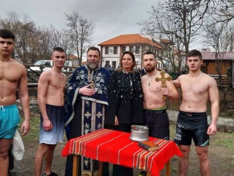 Твърдица спази традицията на Богоявление