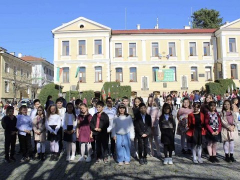 Котел отбеляза Деня на народните будители и празника на града с тържествена програма и послание за духовна сила и гордост