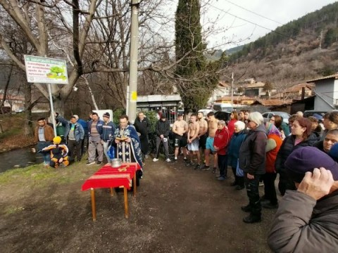 Твърдица спази традицията на Богоявление