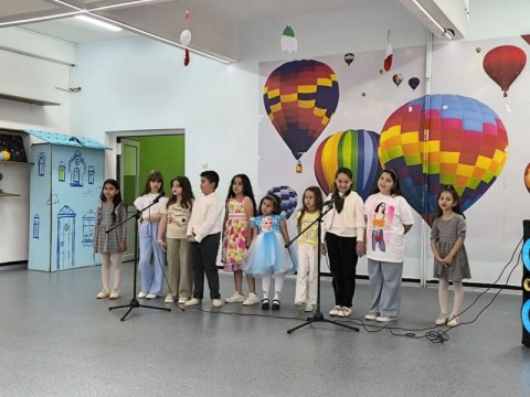 Вокална група“Сладурани“ към ОУ“Панайот Хитов“ с малък концерт пред родители