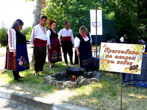 Село Баня отпразнува Еньовден с пъстър фолклорен събор край Тунджа