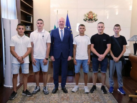 Премиерът Росен Желязков с признателност към младежите от Сунгурларе, помогнали в гасенето на пожарите