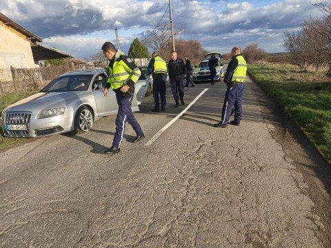 Системен нарушител на пътя е задържан с използване на лента с шипове за принудително спиране 