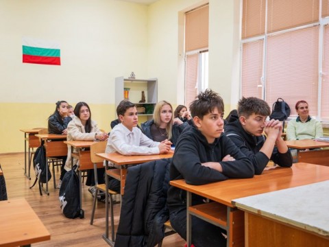 Baby Boomers, Generation X и Millennials в подкрепа на поколението Zoomers