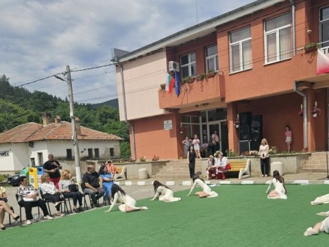 Празникът на Боров дол събра жители и гости с музика, танци и много настроение