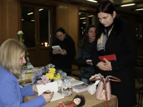 Котел посрещна писателката Ивелина Радионова в топла литературна вечер