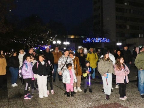 Коледната елха в Нова Загора заблестя с магическа светлина