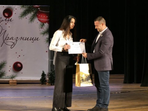 Нова Загора отличи изявените си ученици за 2025 година