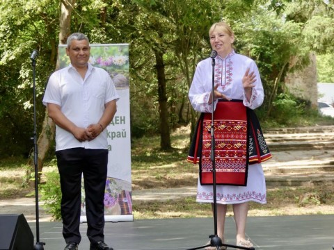 По повод Еньовден на събор край Тунджа в новозагорското с. Баня