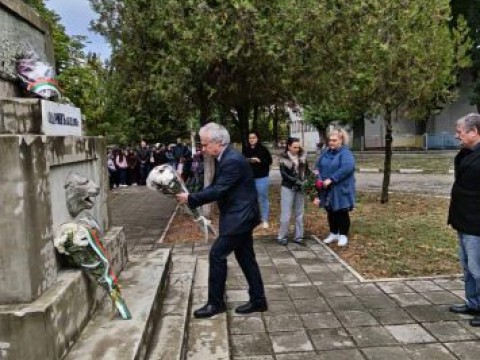 Кметът на Сливен почете храмовия празник на църквата „Преподобна Петка – Параскева Търновска“ и героите на Кермен 