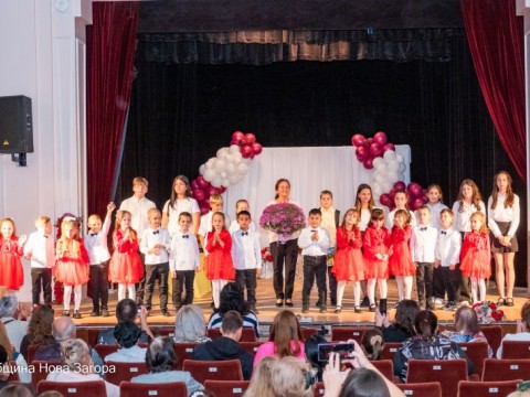 „Книжката на Еми“ събра деца, изкуство и литература в Нова Загора