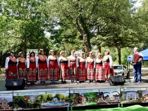 По повод Еньовден на събор край Тунджа в новозагорското с. Баня