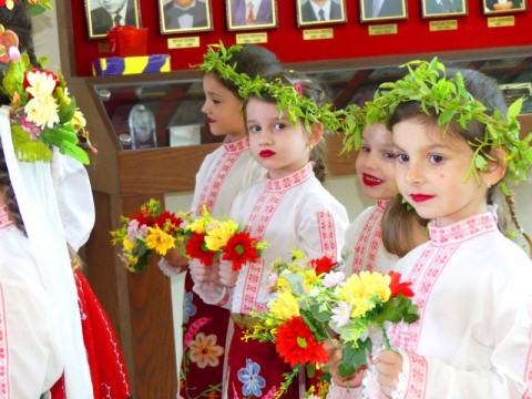 Малките лазарки от „Слънчице“ и „Паисий Хилендарски“ донесоха пролетна магия в сградата на Община Нова Загора