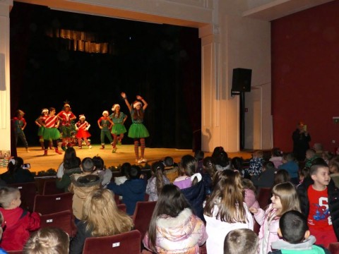 „Изгубеният коледен звън“ донесе коледна магия на децата в Нова Загора