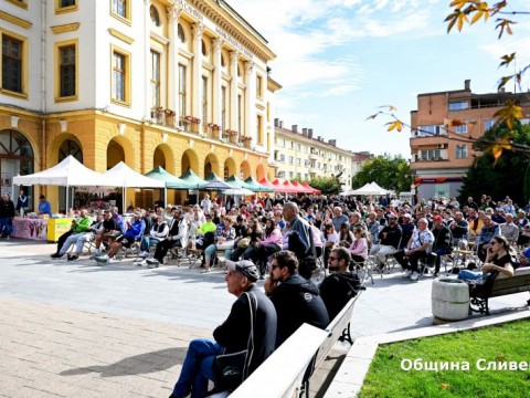 Десетки скандираха "Българи, юнаци" от площада пред общината в Сливен за волейболистите ни 