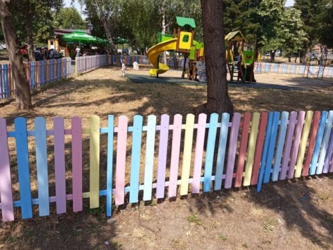 Младежи преобразиха парка в Твърдица с цветове и добро настроение