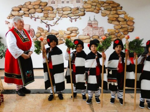 Малки коледари донесоха празничния дух в Общинската администрация