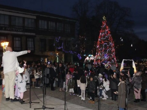Котел запали коледните светлини и даде старт на празничния сезон